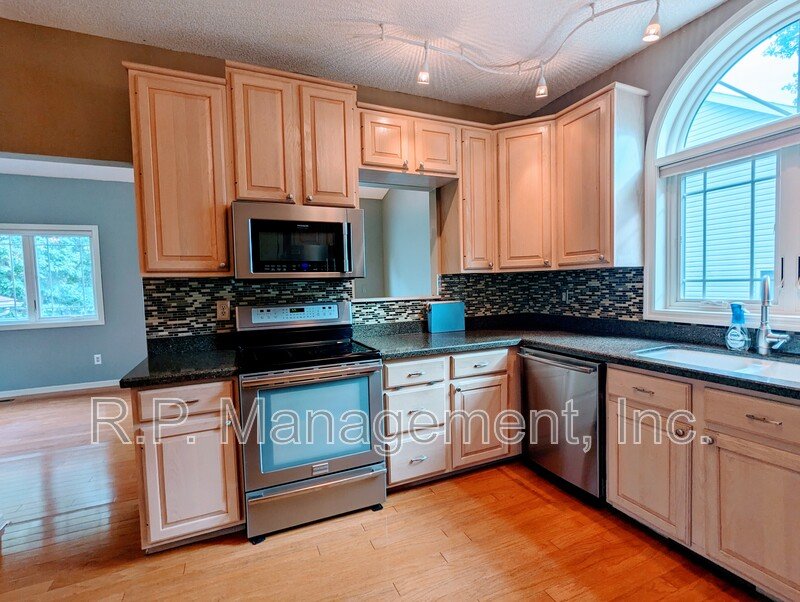 Beautiful 3bdrm 2bath multi level home on a culdesac property image