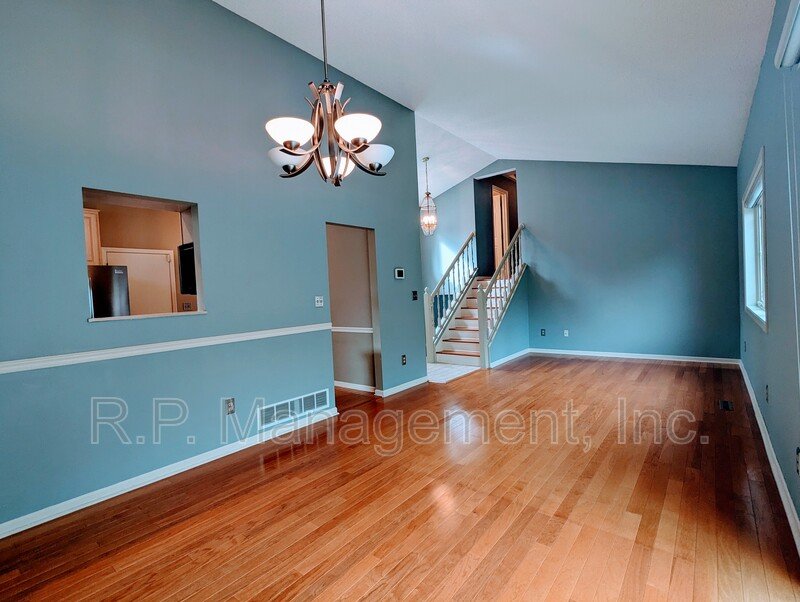 Beautiful 3bdrm 2bath multi level home on a culdesac property image