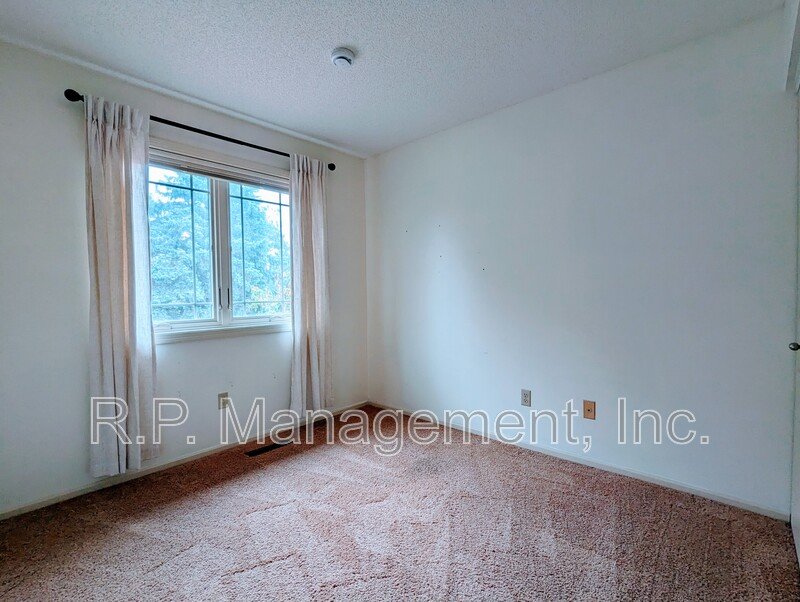 Beautiful 3bdrm 2bath multi level home on a culdesac property image