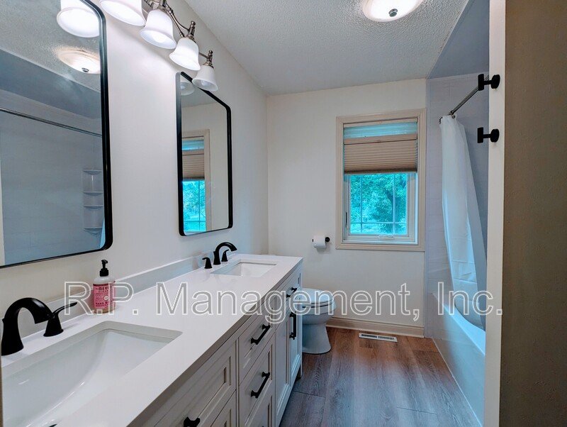 Beautiful 3bdrm 2bath multi level home on a culdesac property image