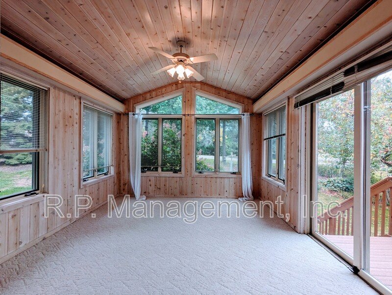 Beautiful 3bdrm 2bath multi level home on a culdesac property image