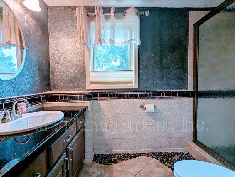 Beautiful 3bdrm 2bath multi level home on a culdesac property image