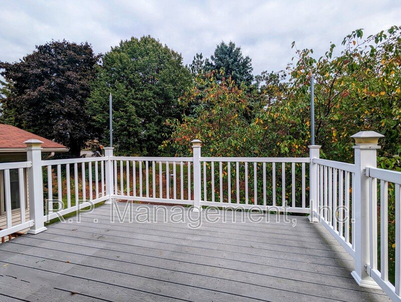 Beautiful 3bdrm 2bath multi level home on a culdesac property image