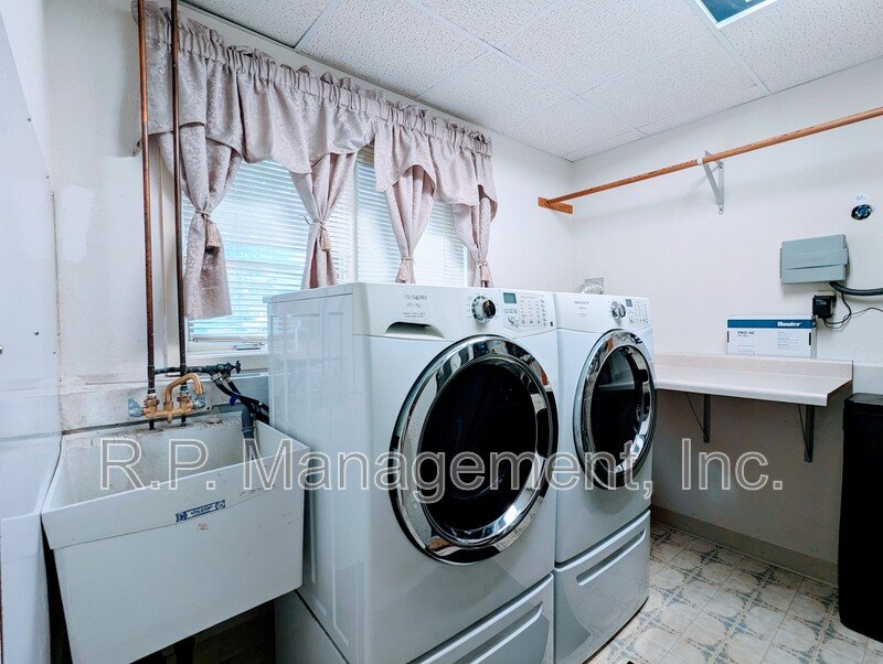 Beautiful 3bdrm 2bath multi level home on a culdesac property image