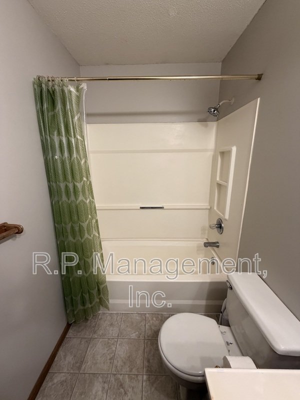 Split-entry home situated in a great neighborhood! property image