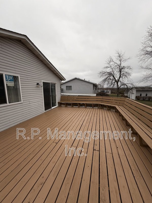 Split-entry home situated in a great neighborhood! property image