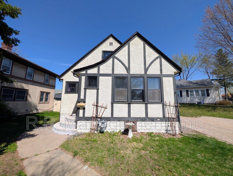 Newly updated 3bdrm 2bath on a corner lot property image