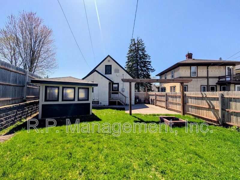 Newly updated 3bdrm 2bath on a corner lot property image