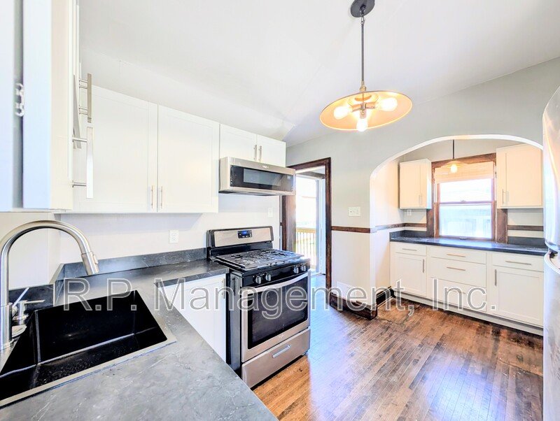 Newly updated 3bdrm 2bath on a corner lot property image