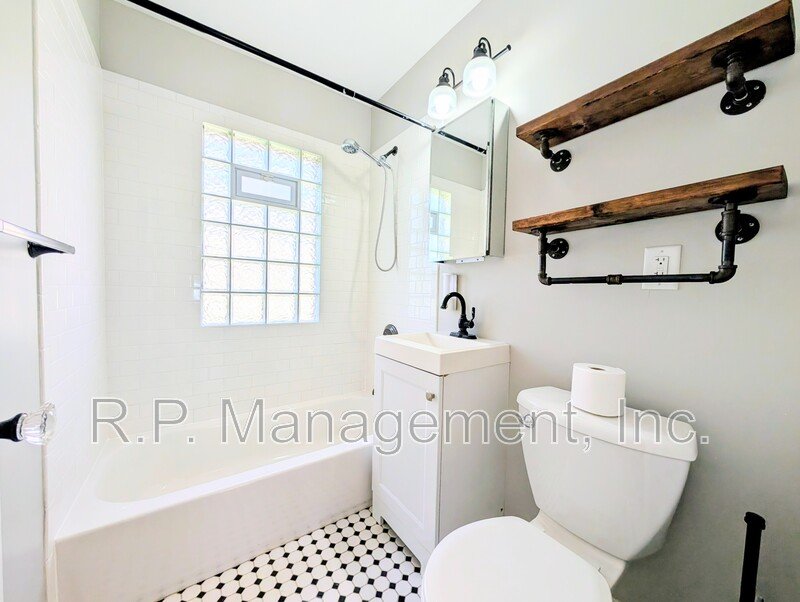 Newly updated 3bdrm 2bath on a corner lot property image