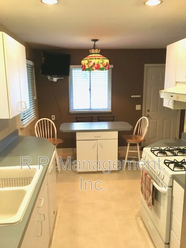 Well cared for 3 bedroom. 1 3/4 bath home near U of M. Available 9/1 property image