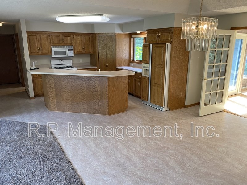 4BR/5BA 4,020 SF Minnetonka Home! property image