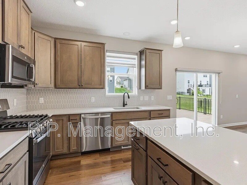 Newer build 3bdrm 3bath corner lot home property image