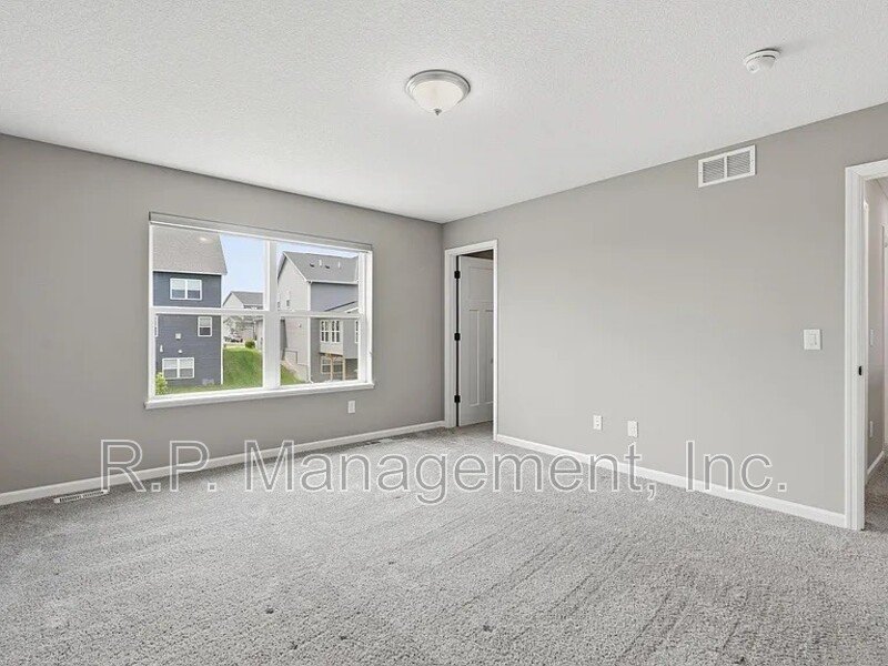 Newer build 3bdrm 3bath corner lot home property image