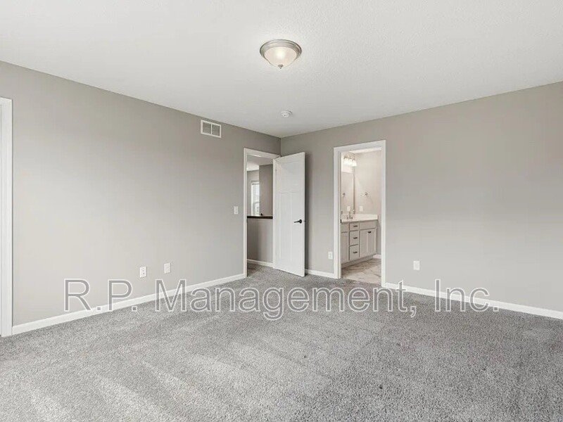 Newer build 3bdrm 3bath corner lot home property image