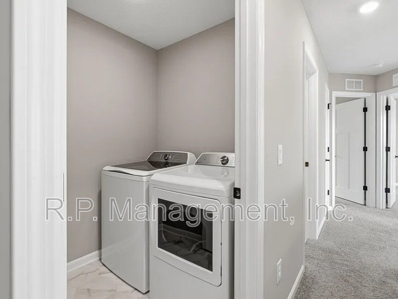 Newer build 3bdrm 3bath corner lot home property image