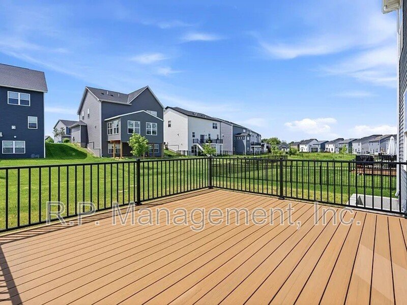 Newer build 3bdrm 3bath corner lot home property image
