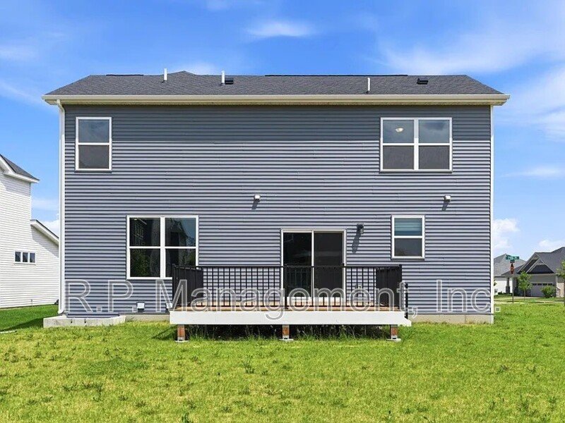 Newer build 3bdrm 3bath corner lot home property image