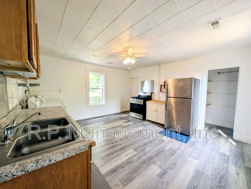 Updated 2bdrm 1bath upper unit in a prime location property image
