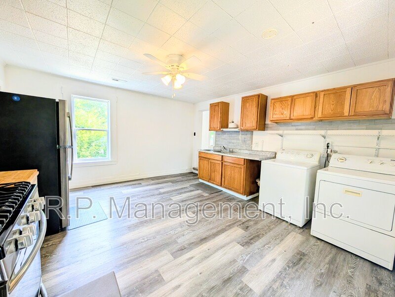 Updated 2bdrm 1bath upper unit in a prime location property image