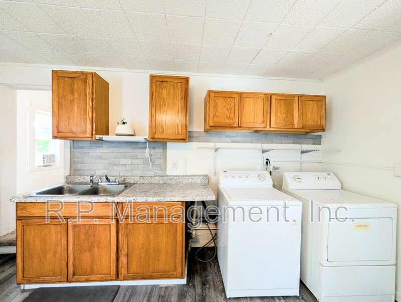 Updated 2bdrm 1bath upper unit in a prime location property image