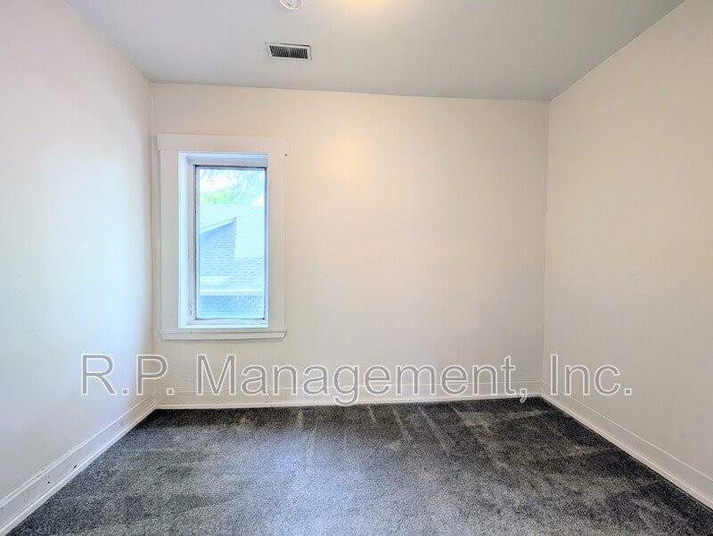Updated 2bdrm 1bath upper unit in a prime location property image