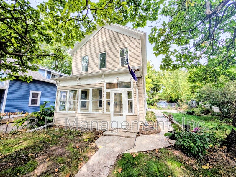 Updated 2bdrm 1bath upper unit in a prime location property image